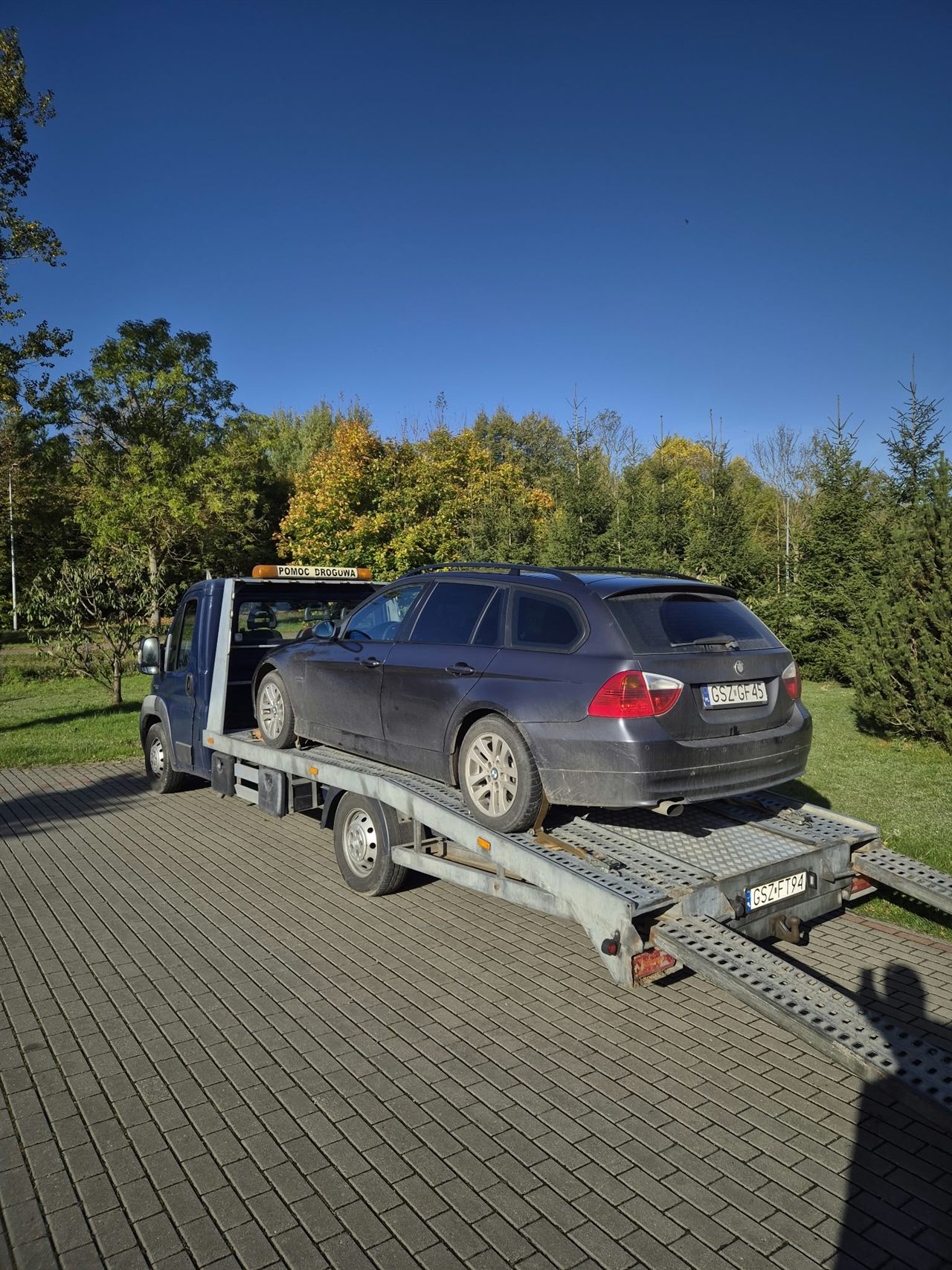 Samochód osobowy przewożony na lawecie AUTO JACA