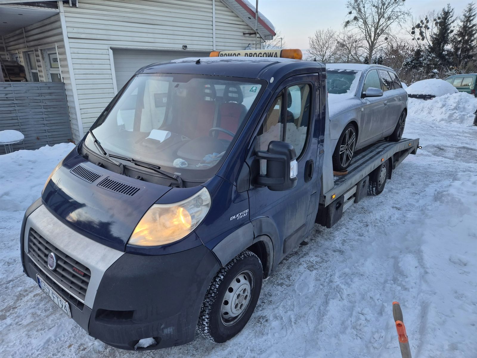 Laweta AUTO JACA przewożąca samochód zimą