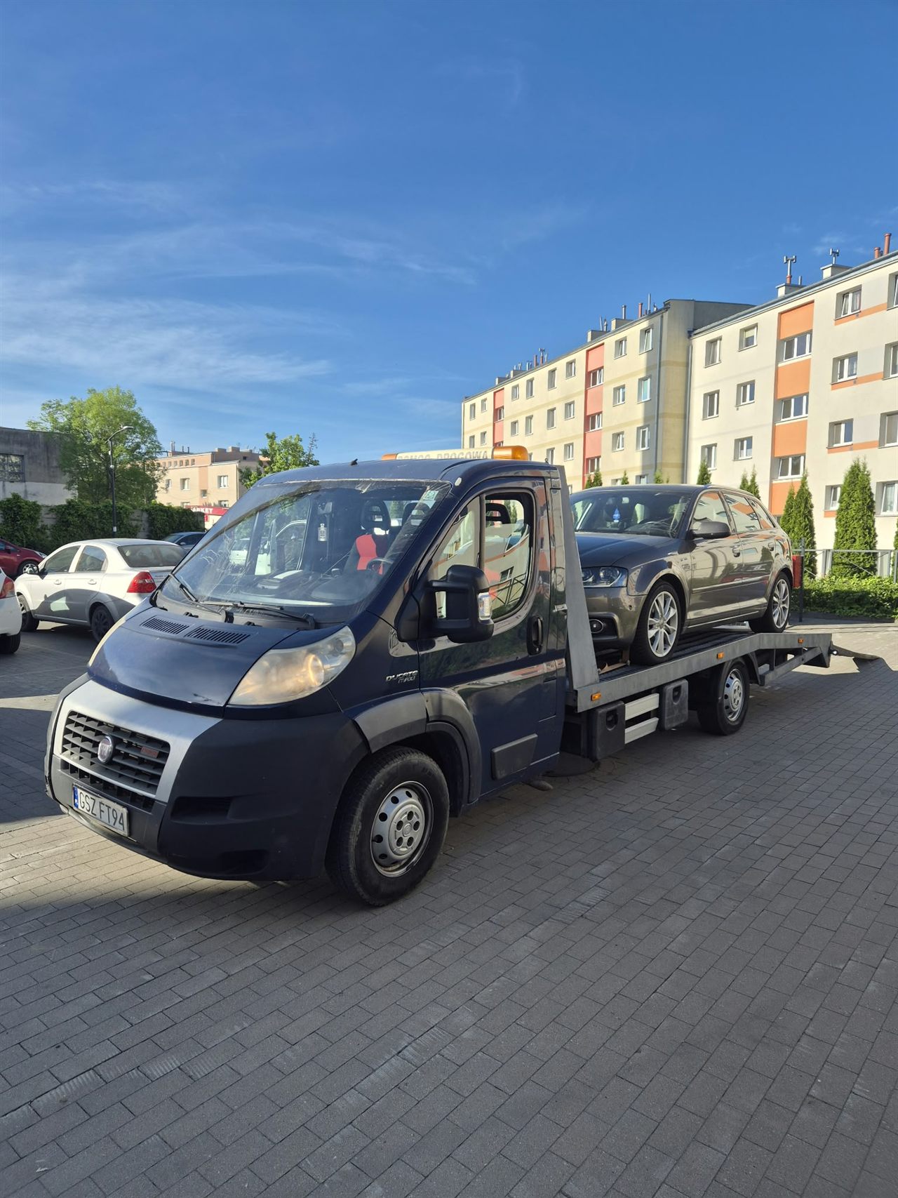 Samochód osobowy na lawecie AUTO JACA