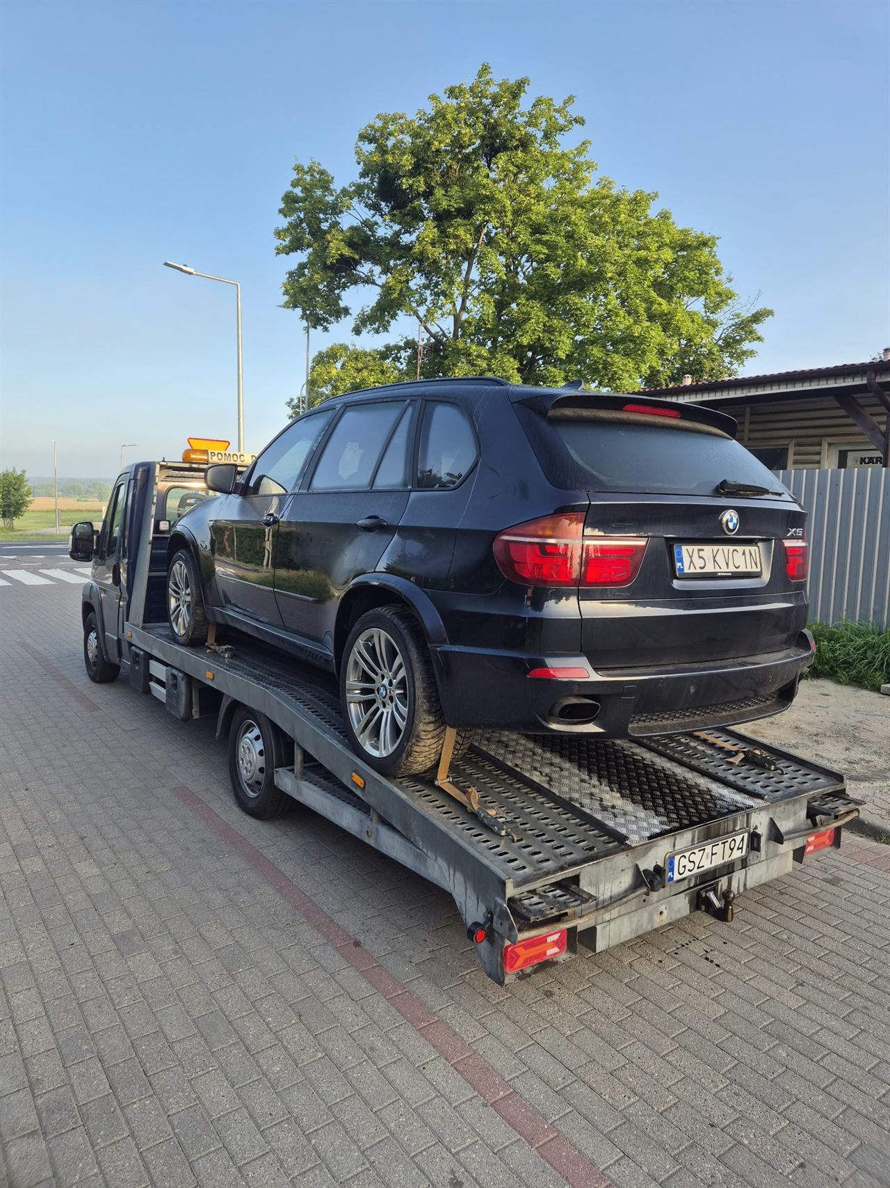 SUV przewożony lawetą